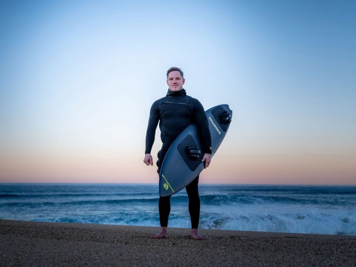 hrabar Sebastian Steudnter, Big Wave Surfer, am Strand von Nazaré, Portugal