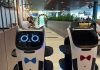 Roboti konobari poslužuju goste u Derventi